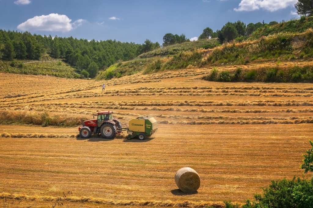 tractor pe teren agricol