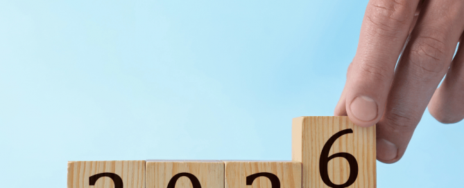 anul 2026 alcatuit din mai multe piese iar un deget tine numarul 6 un pic ridicat