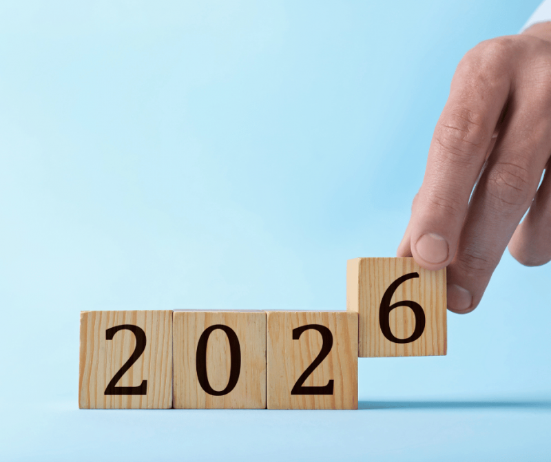 anul 2026 alcatuit din mai multe piese iar un deget tine numarul 6 un pic ridicat